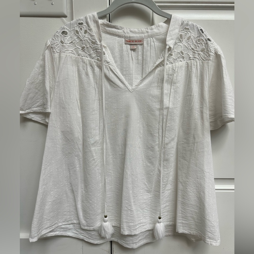 White Knox Rose Short Sleeved Top with Floral design size L